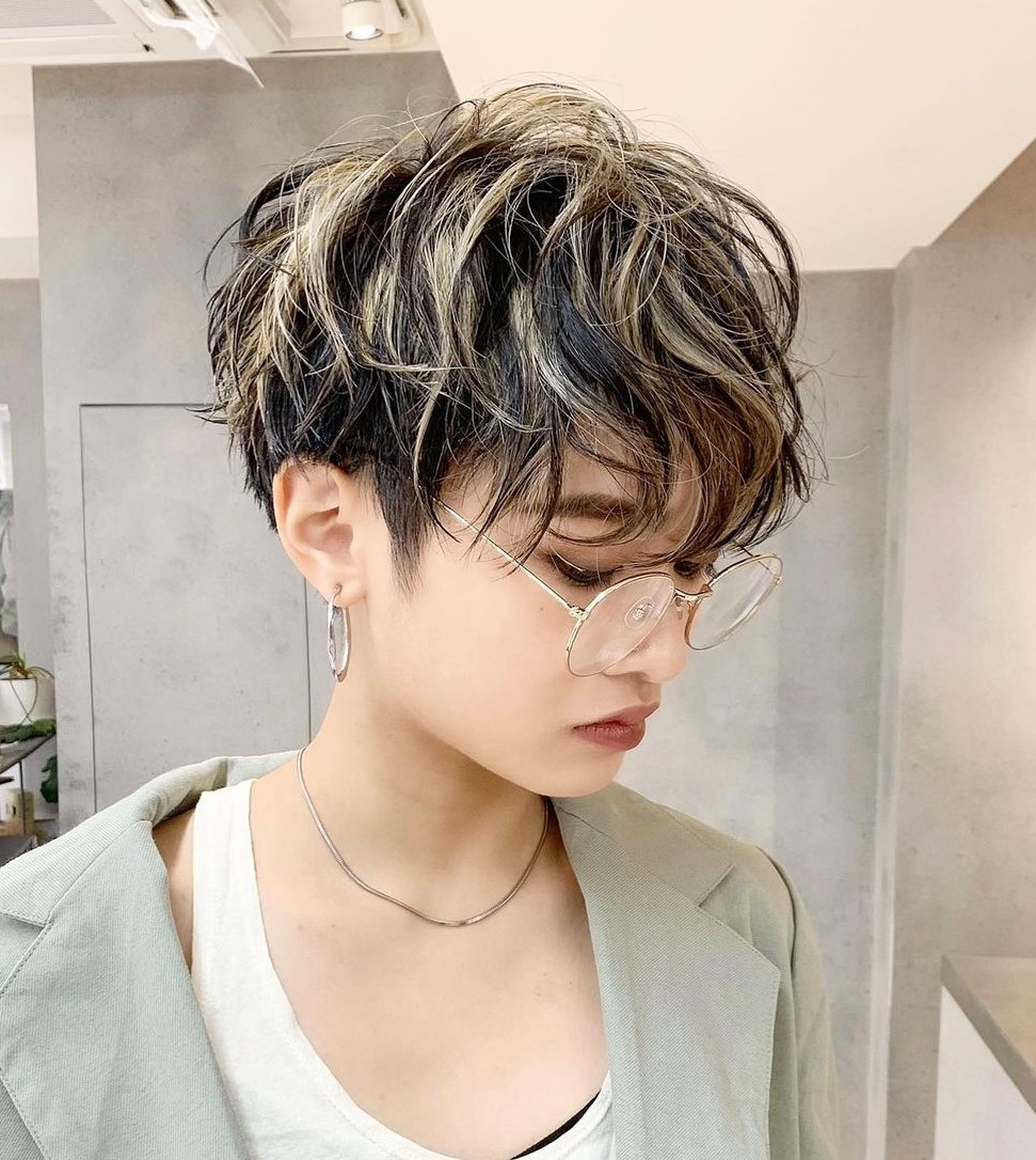 Messy Short Layered Hairstyle with Highlights