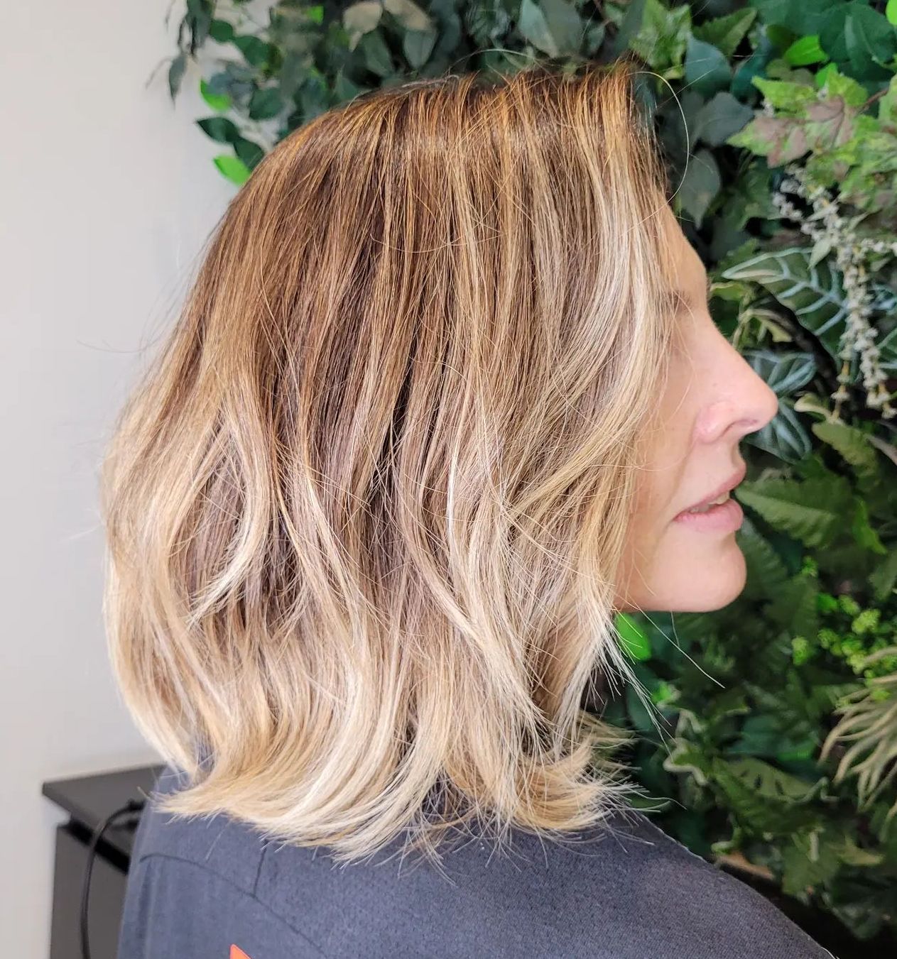 Layered Medium Hairstyle with Highlighted Ends