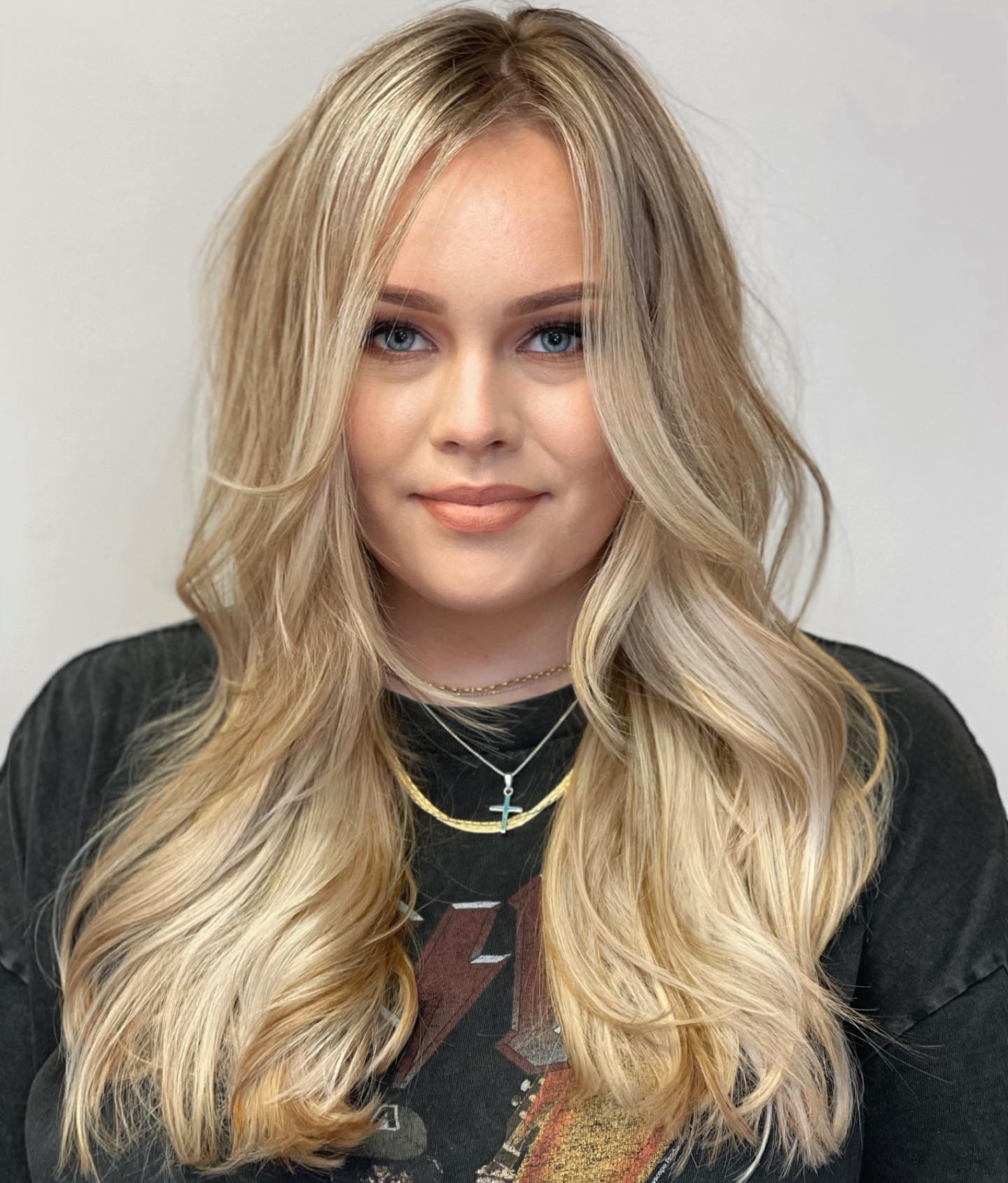 Long Wavy Blonde Style with Layers